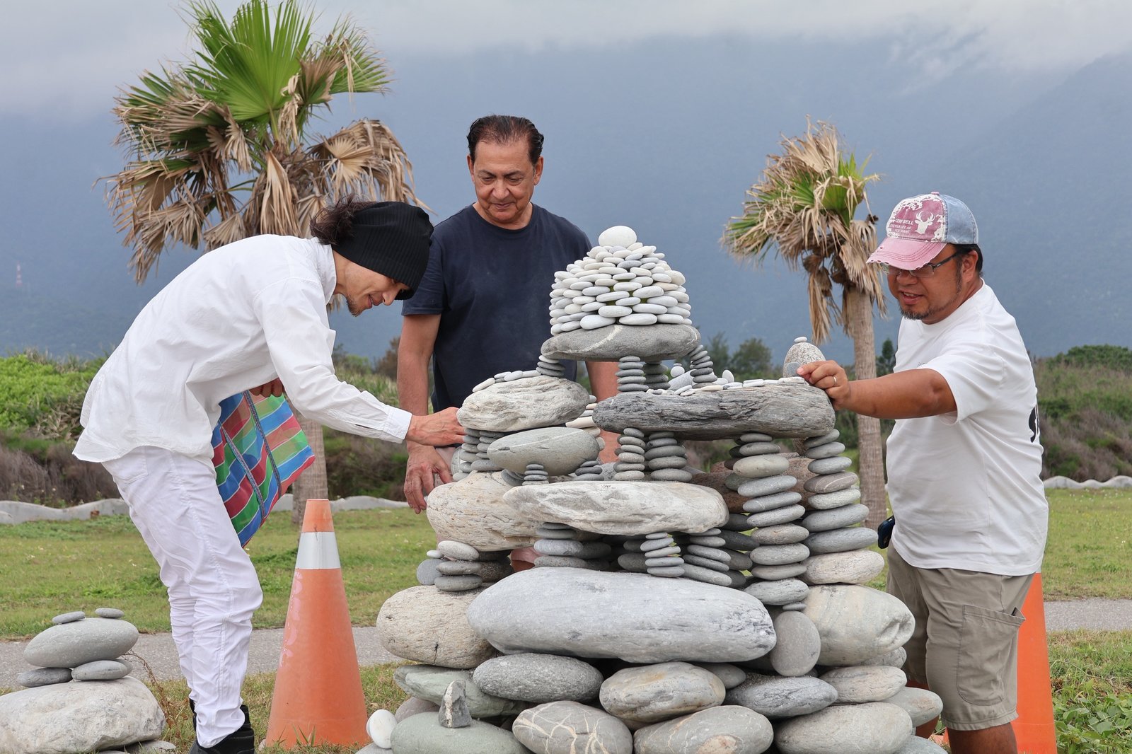 來自世界各地的藝術家與台灣在地創作者創作出美麗的疊石作品(花蓮縣政府提供)