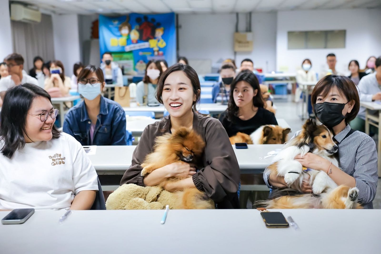 高雄動保處犬貓牙科講座熱鬧登場,30隻萌犬齊聚學刷牙。(圖/高雄動保處)