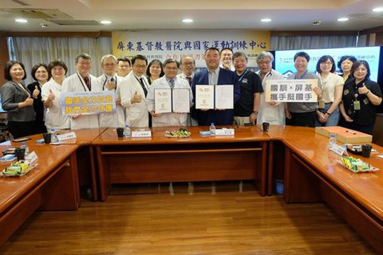 國訓中心與屏基簽署協議,象徵雙方建立長期且制度化的合作關係,屏基的醫療主管們競相與棒球英雄們合照留念(屏東基督教醫院 提供)