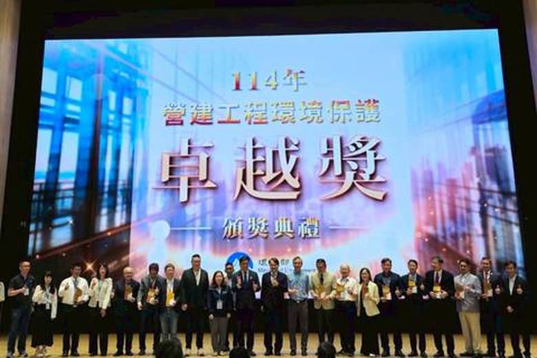 屏科實中新建工程榮獲環境部首屆營建工程環境保護卓越金級獎肯定(屏東縣府 提供)