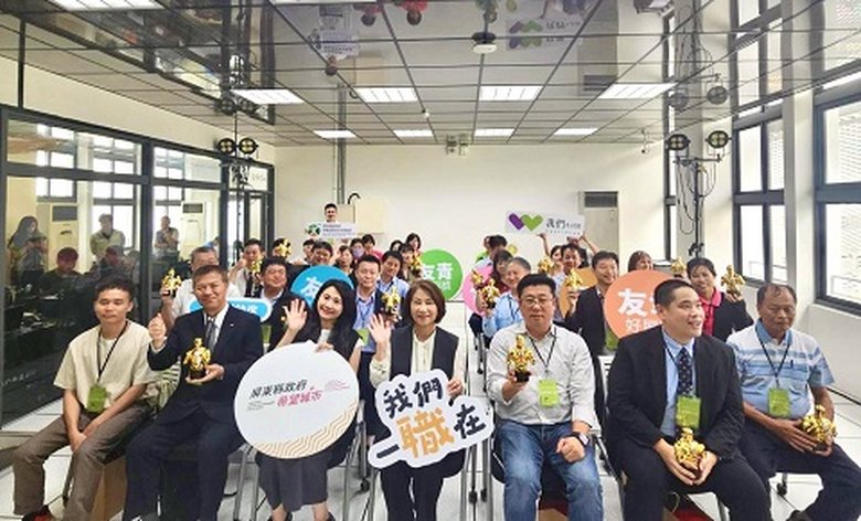 屏東縣政府舉辦「友善職場優良事業單位頒獎典禮」,縣長周春米表揚17家表現卓越企業。(屏東縣政府堤供)
