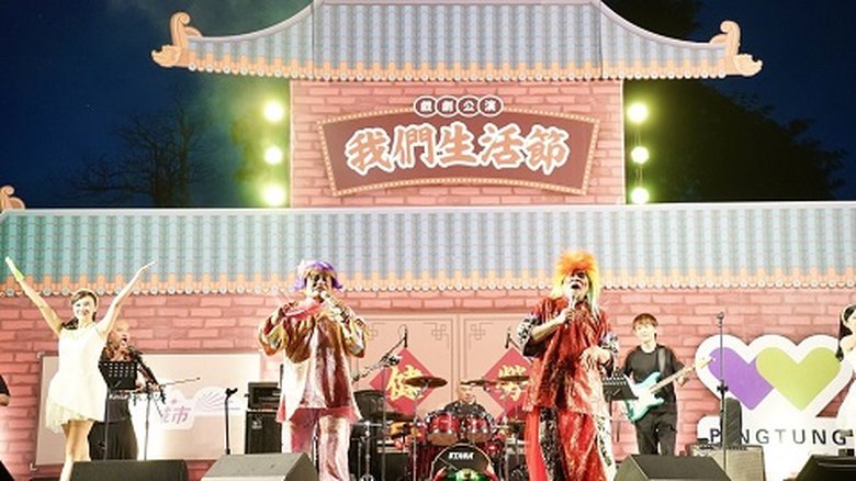 深受民眾喜愛的「鐵獅玉玲瓏」,二度到訪萬丹演出。(屏東縣政府堤供)