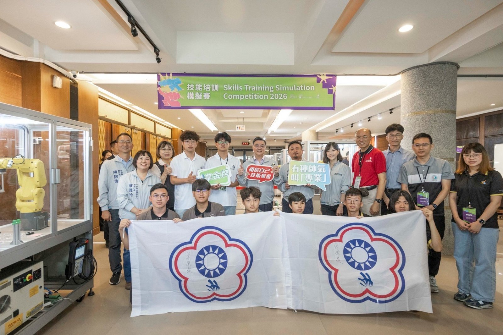 行政院長卓榮泰與技能競賽國手合影(中彰投分署提供)