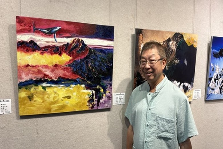 建築師出身的羅榮源,是一位跨建築與藝術領域的創作家,擅長將理性的結構美學融入感性的色彩光影,透過寫實手法,將台灣玉山轉化為豐富的精神象徵
