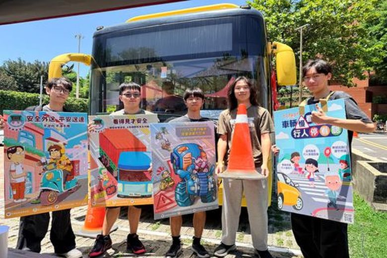 國立中山大學舉辦「交通安全週」,材料與光電科學學系大一學生結伴參與體驗(中山大學 提供)
