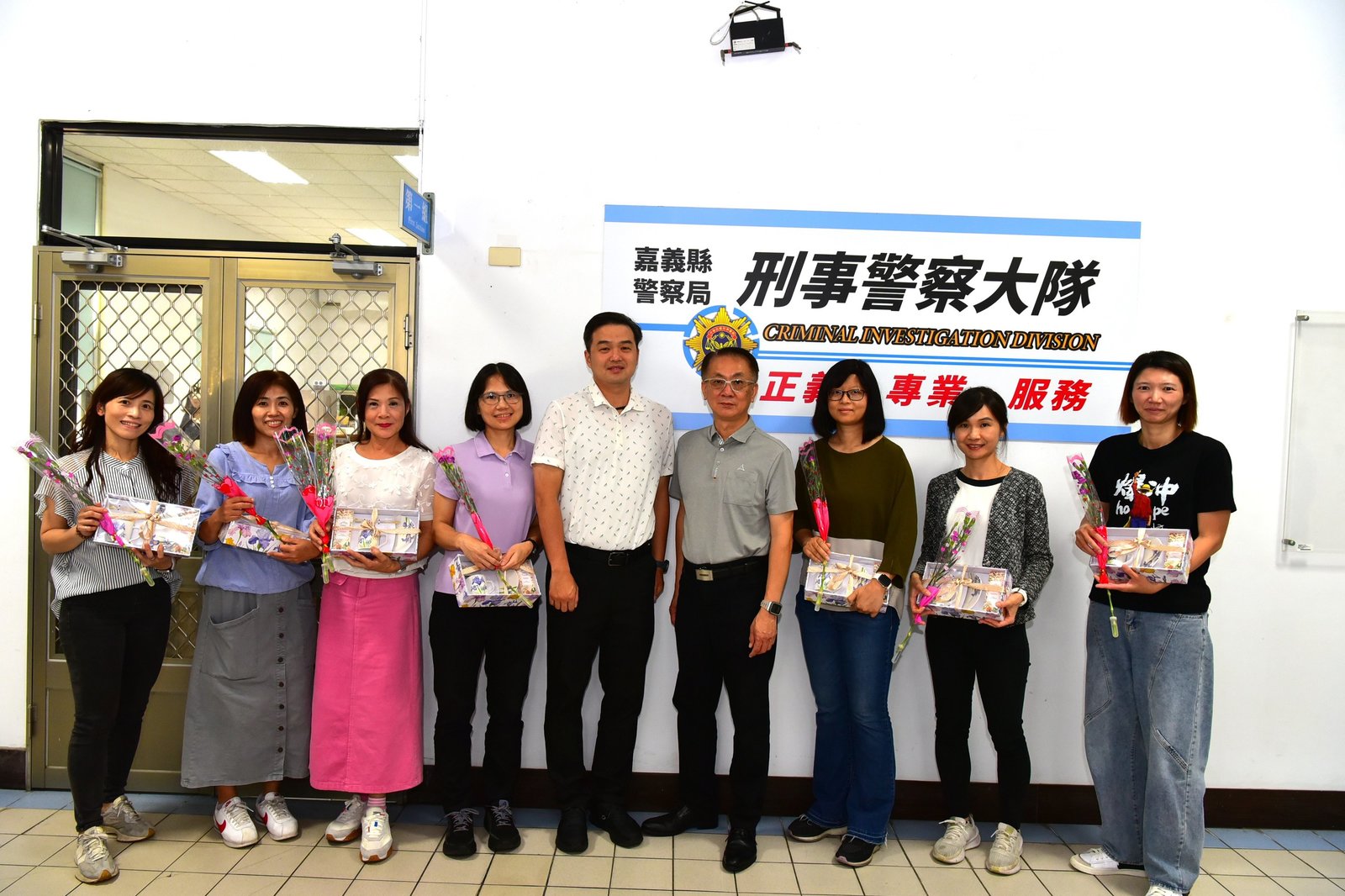 慶祝母親節 嘉縣警結合教保服務中心贈康乃馨(嘉義縣警察局提供)