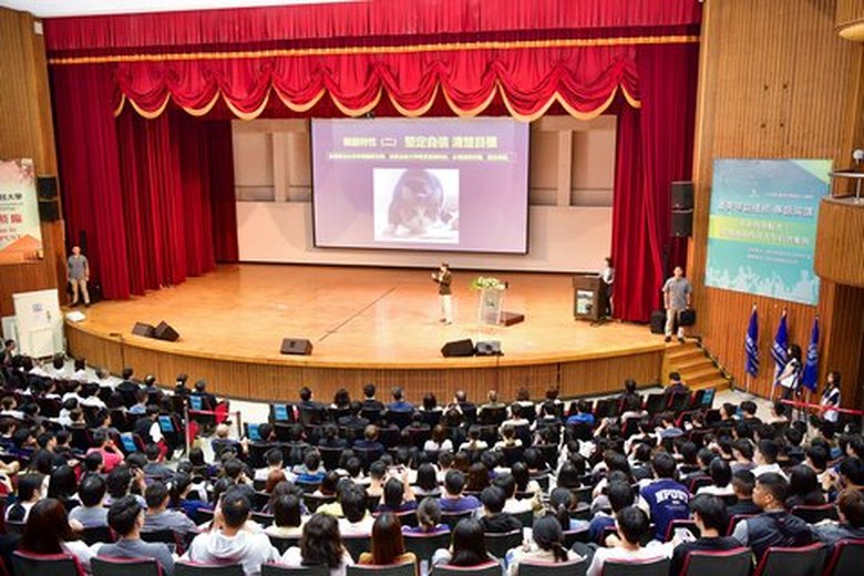 蕭副總統分享了她從貓的特質中體悟出應對艱困外交處境的「戰貓精神」,期勉同學們發揮「戰貓精神」帶著自信去面對未來,投入公共參與及社會關懷,保持「讓台灣更好」的初衷,對屏科大在實務研發與人才培育的卓越表現給予高度肯定(屏科大 提供)
