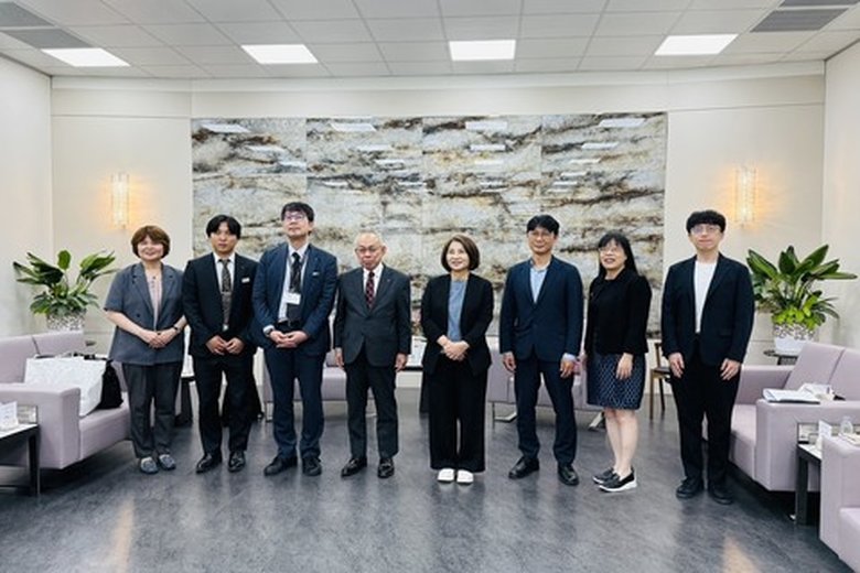 屏東在智慧教育與國際交流上的推動成果逐漸獲得國際關注,鹿兒島縣副知事藤本德昭率團拜會周春米,深化台日教育交流(屏東縣府 提供)