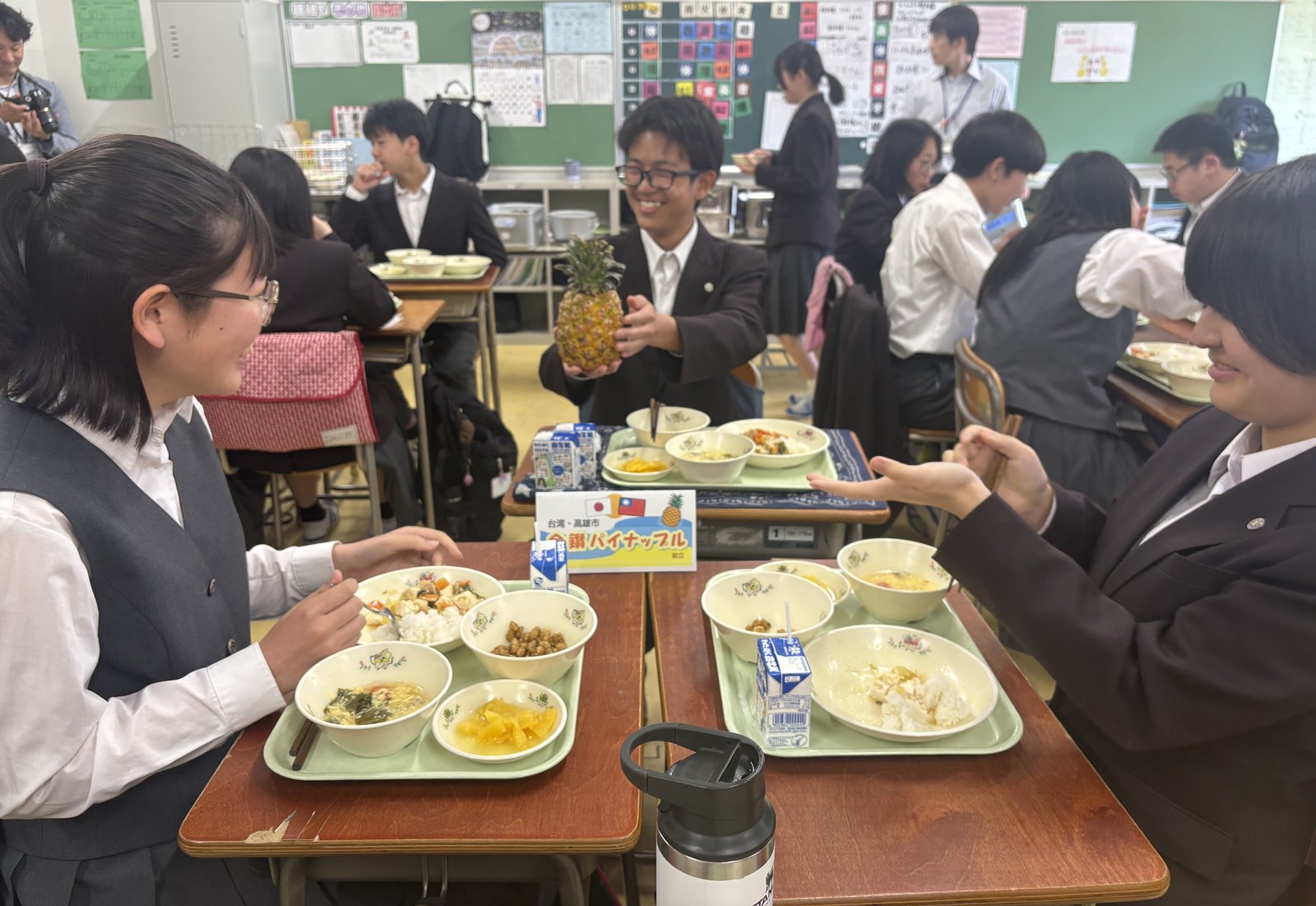 東京八王子市中學享用營養午餐情形。(高雄市農業局提供)