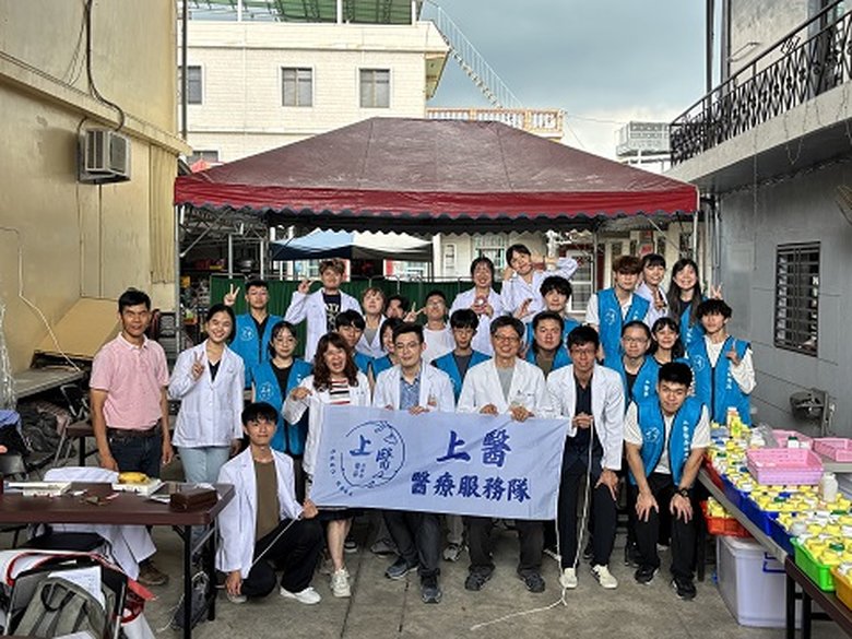 上醫醫療服務隊與醫師大合照,隊長洪中彥(前排左1)為屏東在地學生。(中國醫藥大學中醫學系提供)