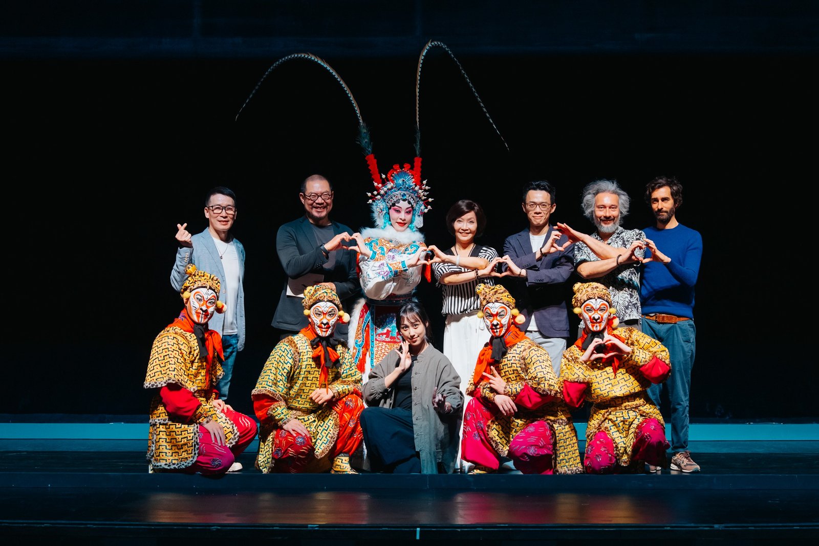 後排左起導演彭俊綱、總監簡文彬、演員劉珈后、國光劇團團長張育華、音樂設計王乙聿、舞台裝置及燈光設計Nicolas Boudier與影像創作 Siegfried Marque率領演員們進行大合照。(圖/衛武營國家藝術文化中心提供)