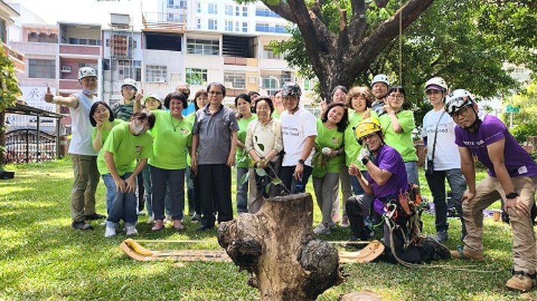 台灣真美樹協會與教職員合影。(台灣真美樹協會 提供)