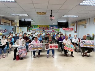 台東監理站今舉辦高齡駕駛換照新制上路後首場講習課程,共有40名長者參與,透過交通安全宣導與案例分享,提升安全駕駛觀念。(台東監理站提供)