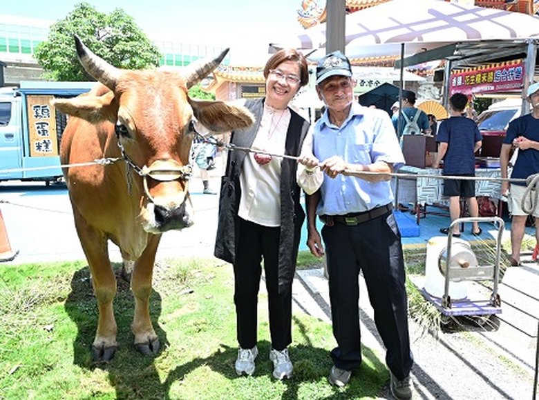 彰化縣長王惠美與海牛合照。(彰化縣政府提供)