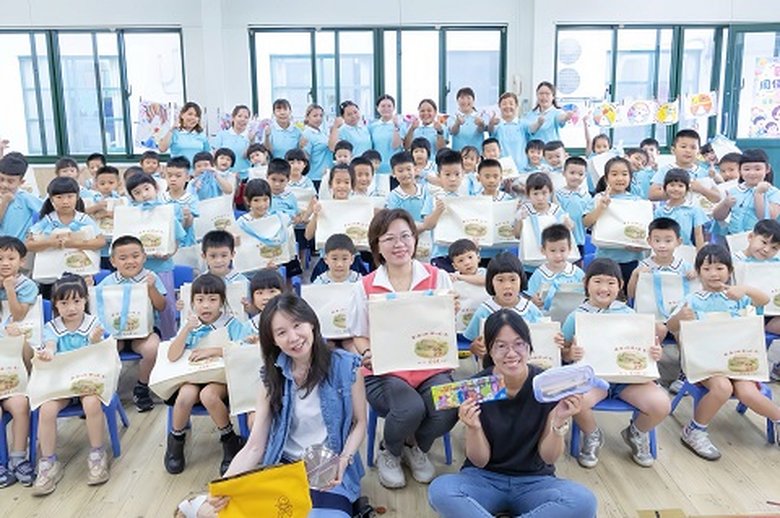 屏東市長周佳琪特別前往培正幼兒園致贈開學好禮。(屏東市公所提供)