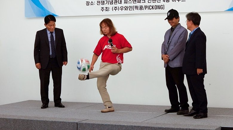 (圖片說明)世界自由式足球聯盟總裁禹熙容為來賓帶來精彩的自由式足球表演。