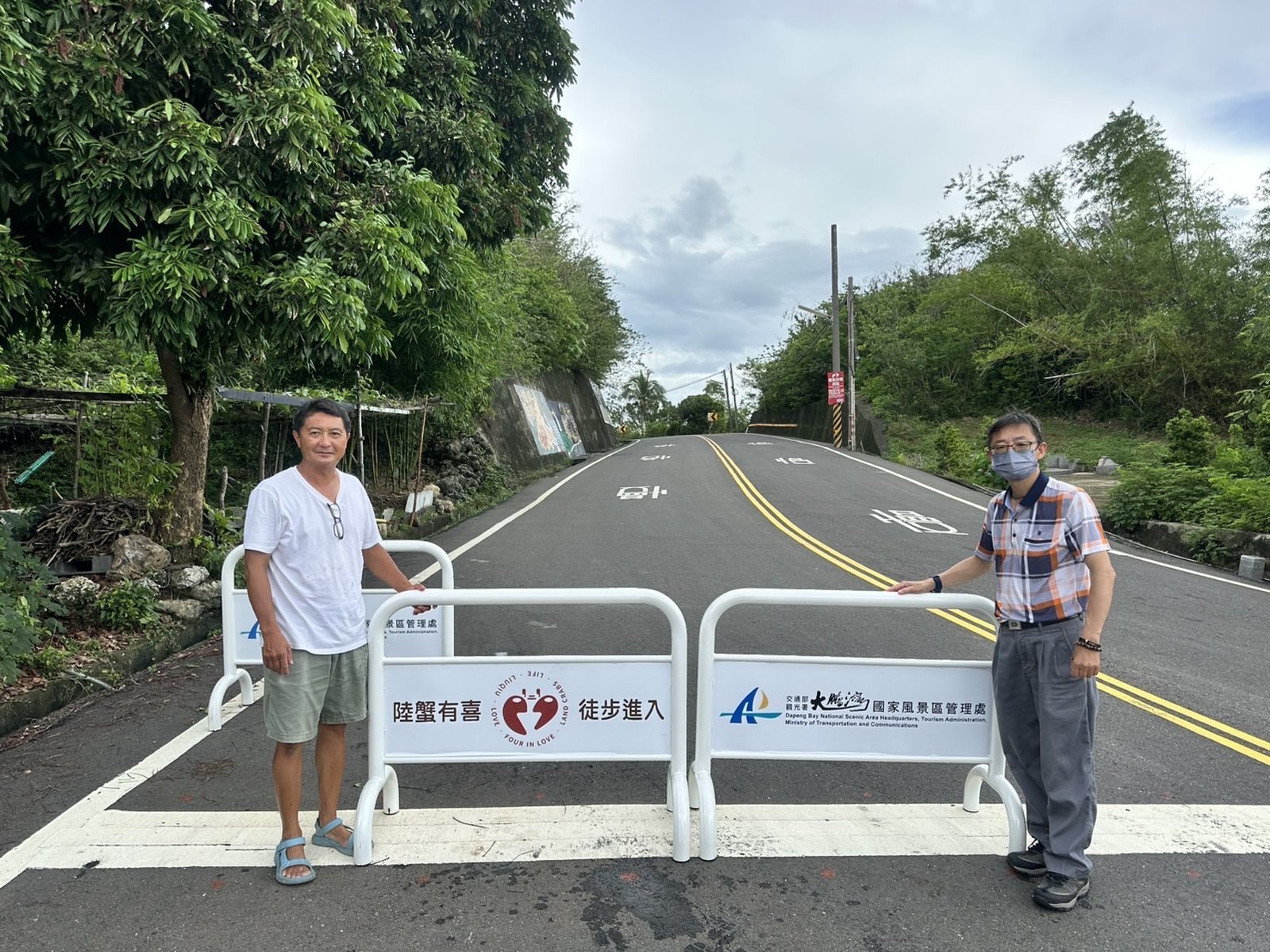 鵬管處呼籲在地居民、導覽人員及遊客共同響應,以「徒步」代替騎車開車,保護陸蟹(大鵬灣國家管理處提供)