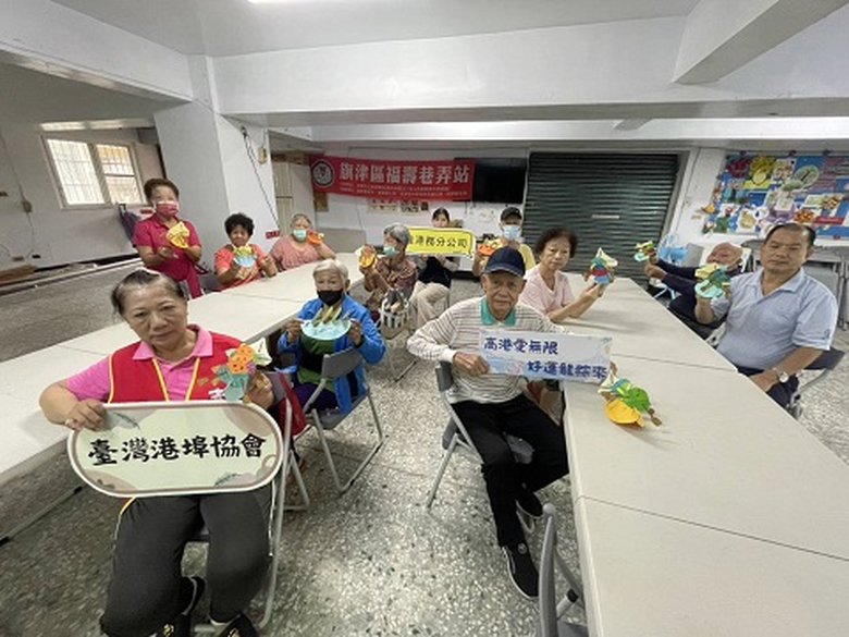高雄港務分公司前往旗津長照站,辦理「高港愛無限・好運龍粽來」藝術創作公益活動。(台灣港務公司提供)