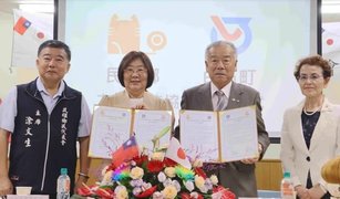 老鷹之手蓮藕牽線 民雄鄉與白石町正式結盟(民雄鄉公所提供)