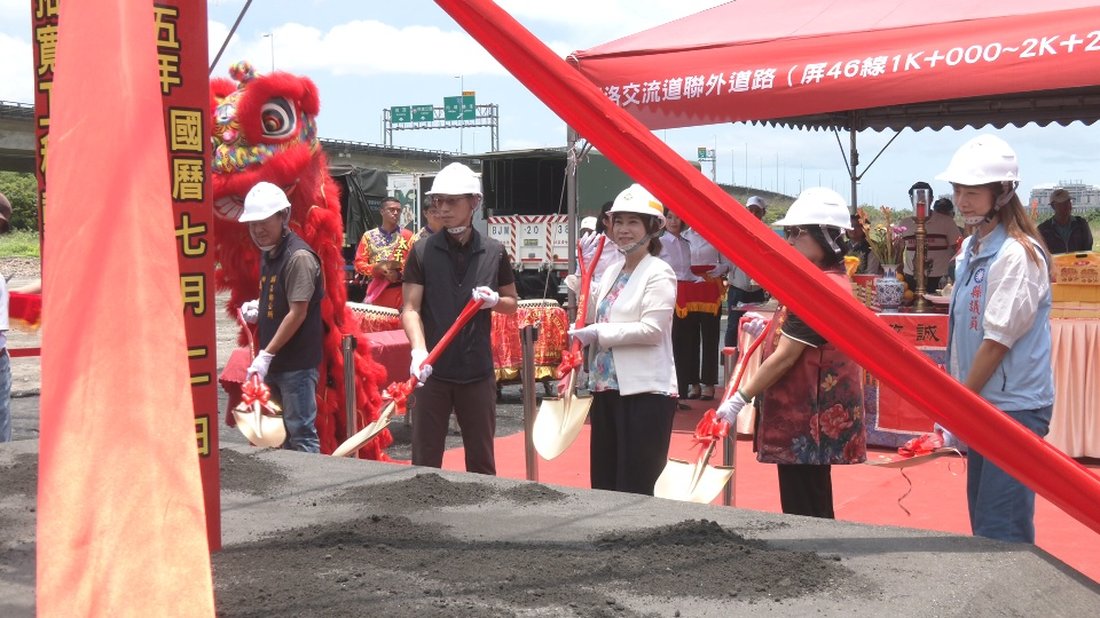 麟洛交流道聯外道路動土典禮,屏東縣長周春米和麟洛鄉長鍾慶平及議員們一起動鏟(圖/新唐人)