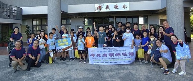 「今天來顆棉花糖-台韓文化夏令營」營隊大合照。(高雄市三侯國小提供)