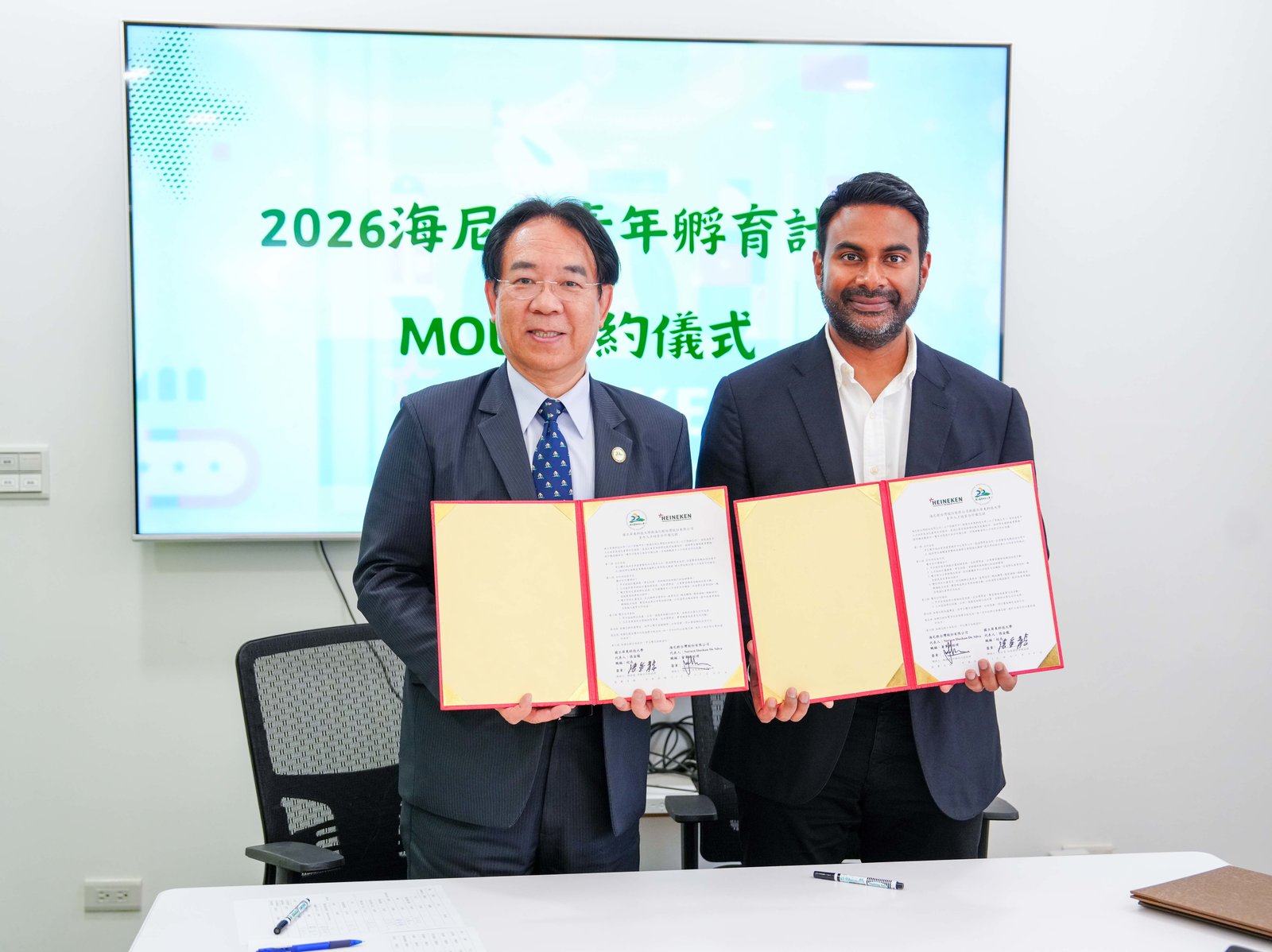 屏科大張金龍校長(左)、海尼根台灣董事總經理 Suraen De Silva(右)簽署合作備忘錄(屏東科技大學提供)