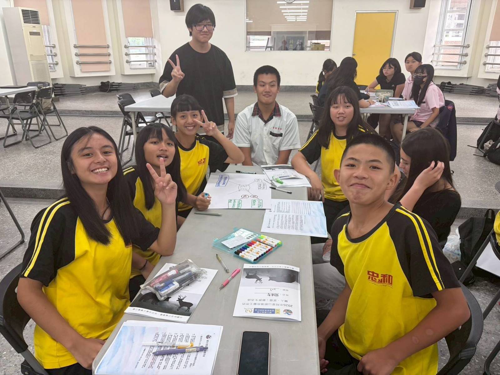嘉義大學團隊引導忠和國中學生搭建鄒族家屋模型。(嘉大提供)