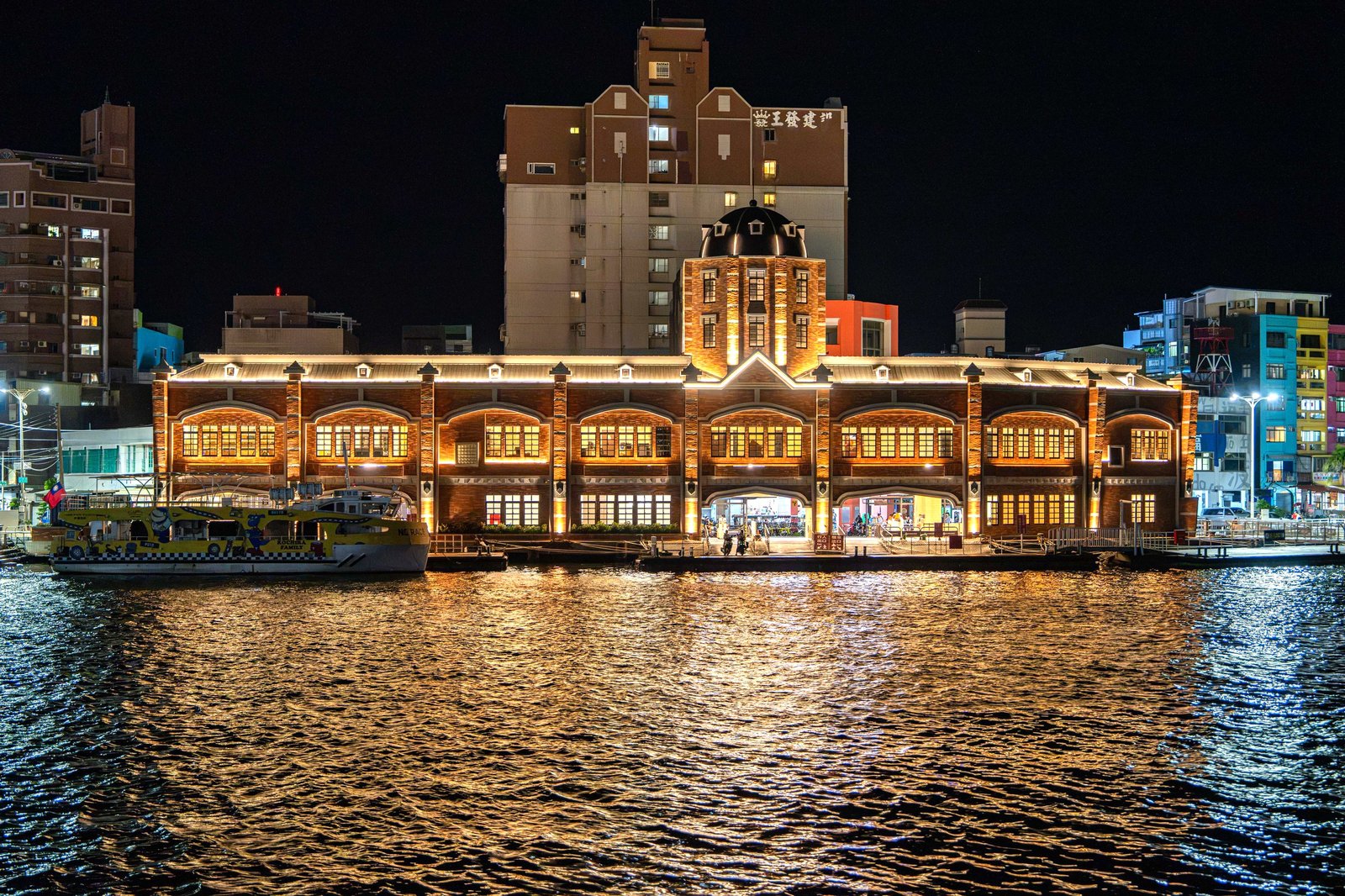 旗津輪渡站夜間以燈條打亮輪渡站體,形成高雄港新地標。(圖/高雄市政府)