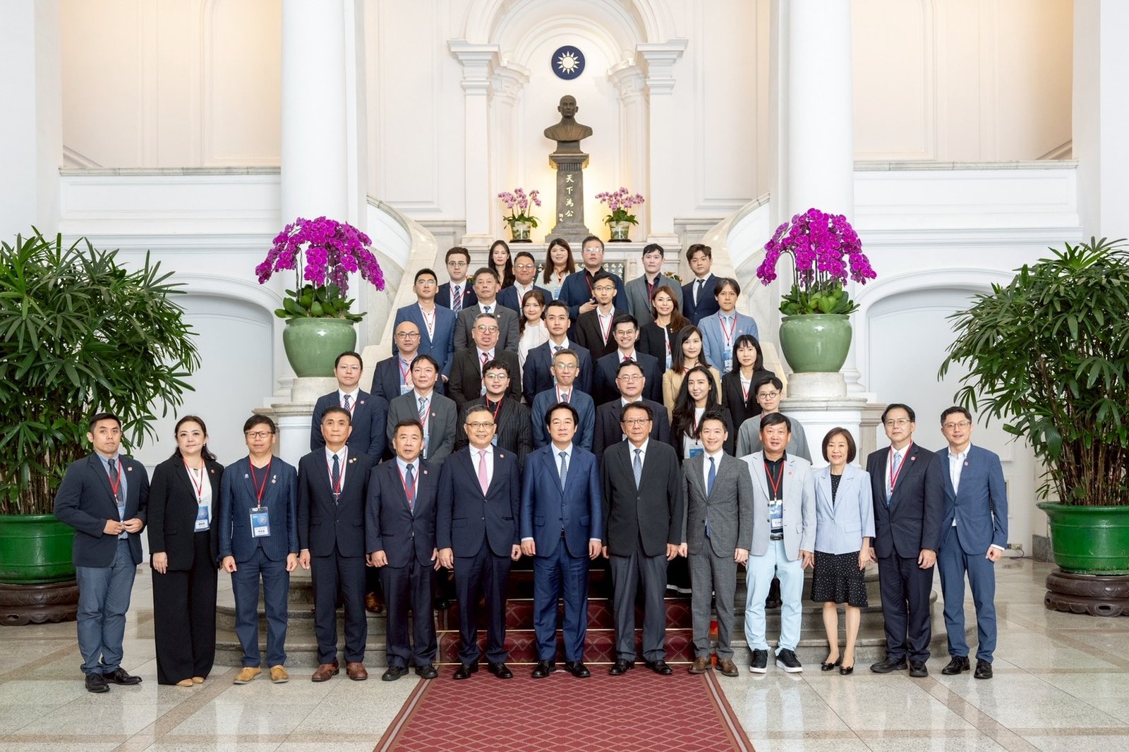 總統賴清德日前於總統府接見台灣連鎖加盟促進協會120位全國企業代表(台灣連鎖加盟促進協會提供)