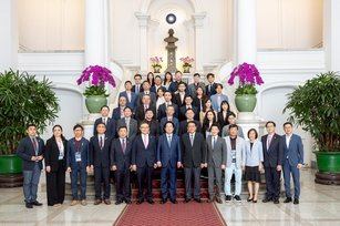 總統賴清德日前於總統府接見台灣連鎖加盟促進協會120位全國企業代表(台灣連鎖加盟促進協會提供)