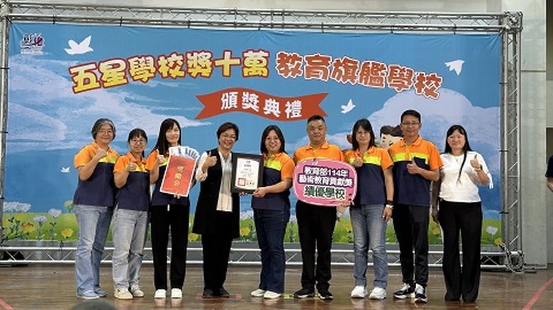 彰化縣遴選出49所教育旗艦學校頒獎。(新唐人拍攝)