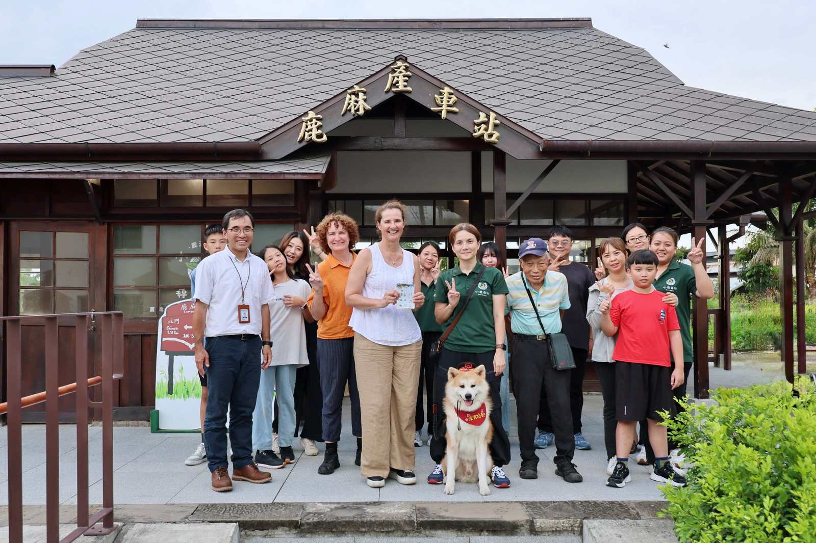 澳洲學者在鹿滿產車站感受到交織在鐵道沿線、屬於台灣在地溫暖的人情味與常民文化底蘊。(林鐵處提供)