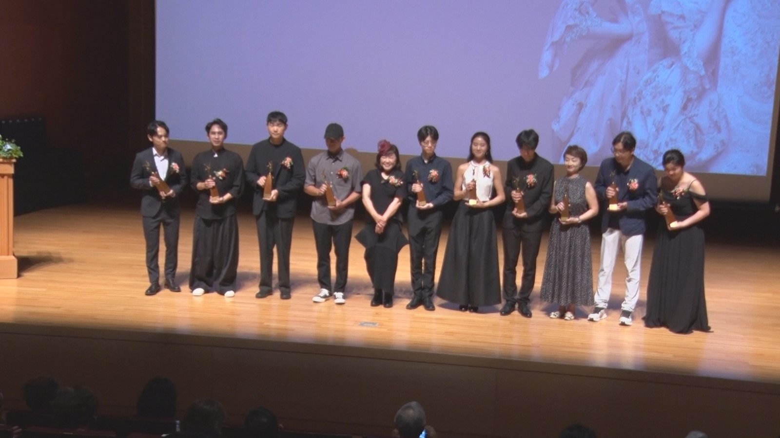 第38屆「奇美藝術獎」23日在台南奇美博物館舉行頒獎典禮,共有10位美術及音樂界新秀獲獎。圖為奇美文化基金會執行長郭玲玲與得獎者合影。(新唐人)