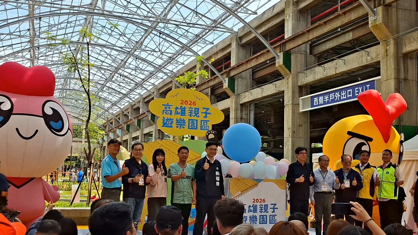 台鐵高雄機廠化身親子樂園,讓港都記憶在歡笑中延續。(圖/葉子棻)