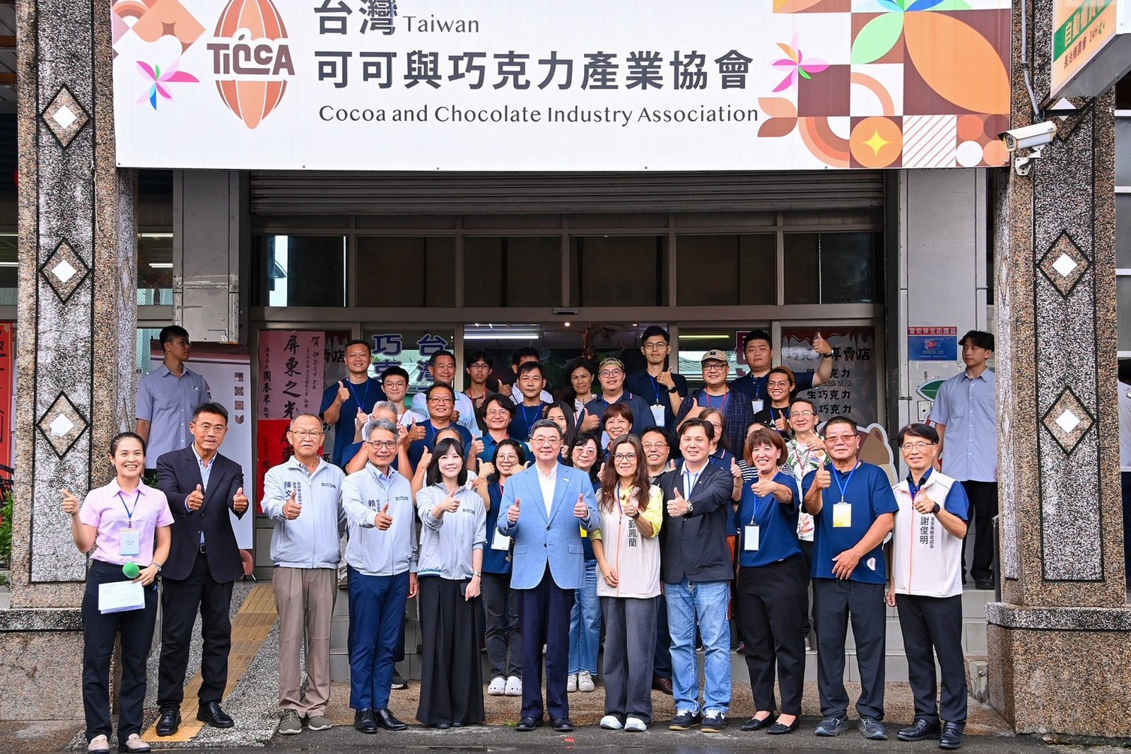 行政院長卓榮泰到屏東縣長治鄉,參訪台灣可可巧克力產業協會。〈圖/行政院提供〉