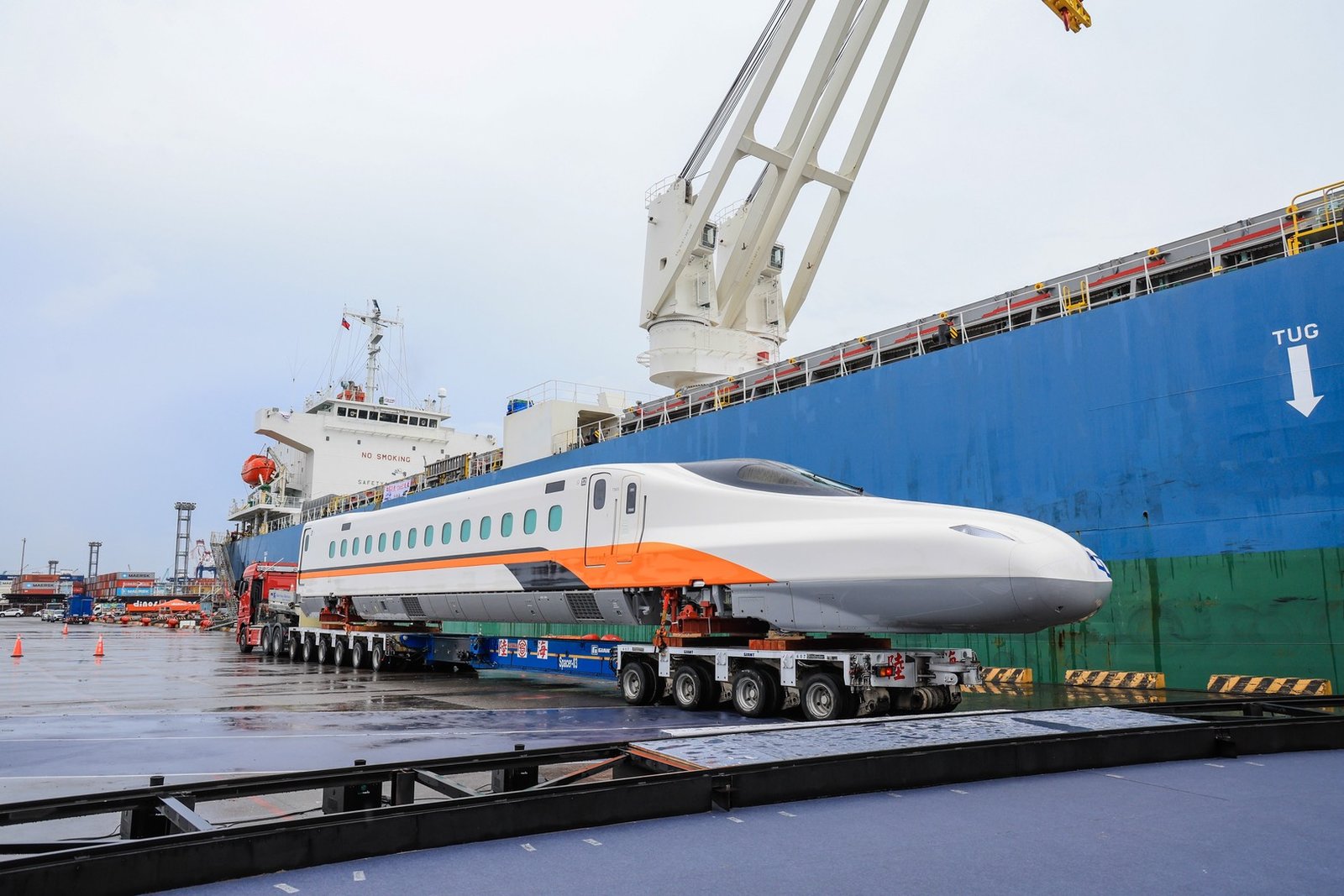高鐵N700ST新世代列車15日運抵高雄。(圖/高雄市政府)