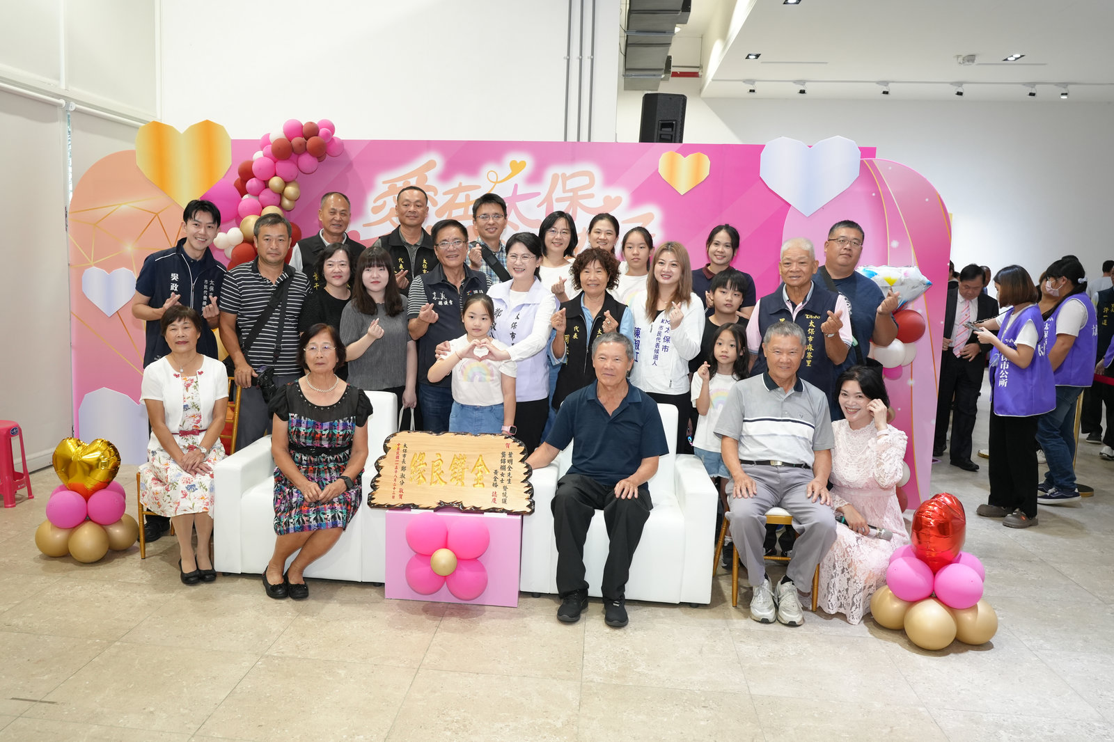 太保市長鄭淑分市長逐一向受表揚夫妻頒贈客製化紀念匾額。(太保市公所提供)