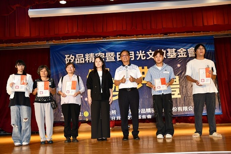 林世賢市長與矽品人力資源處招募暨人資客服部經理郭珀華分批和受獎者合影。(彰化市公所提供)