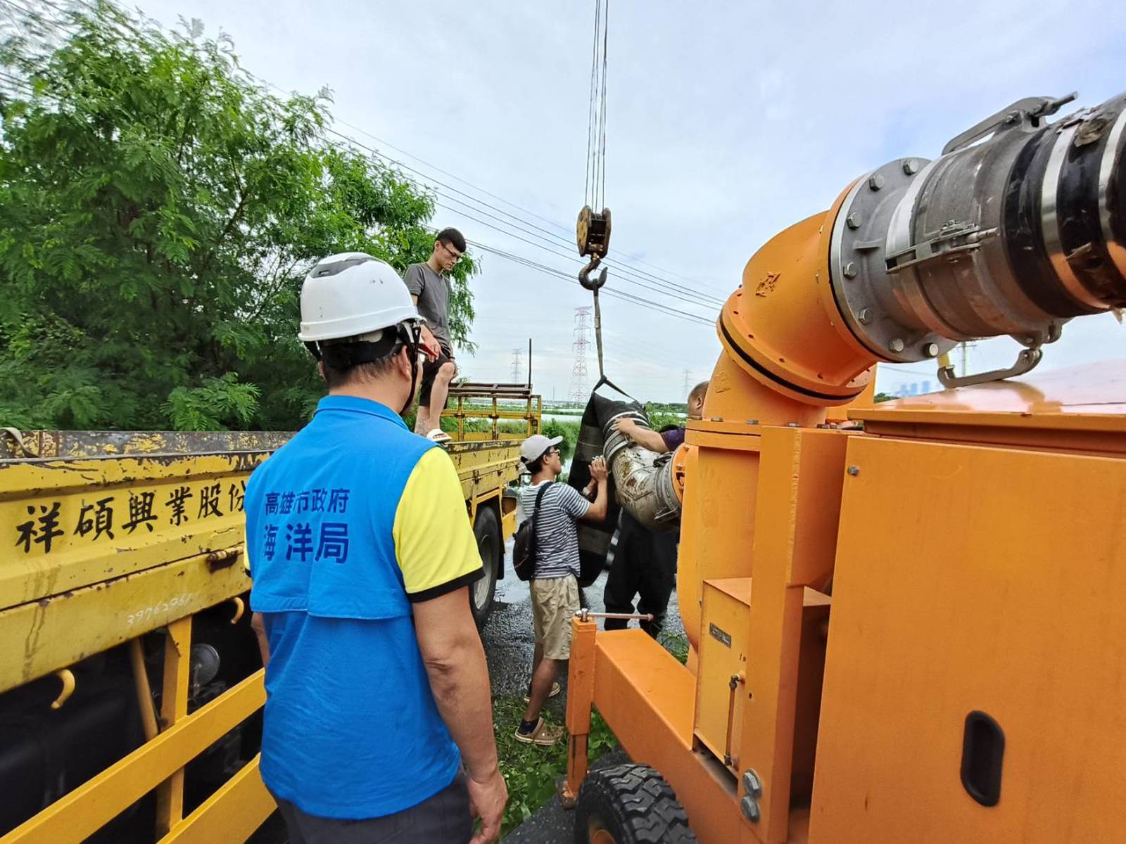 高市海洋局調派12英吋移動式抽水機組,進駐協助排水。(高雄市海洋局提供)