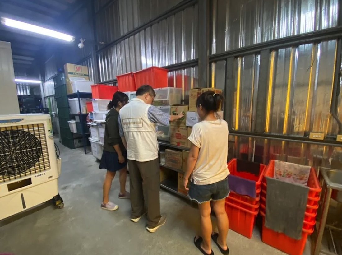 會同食安處跨局處聯合稽查,午餐供應業者目前實用油品庫存情形。(屏東縣政府提供)