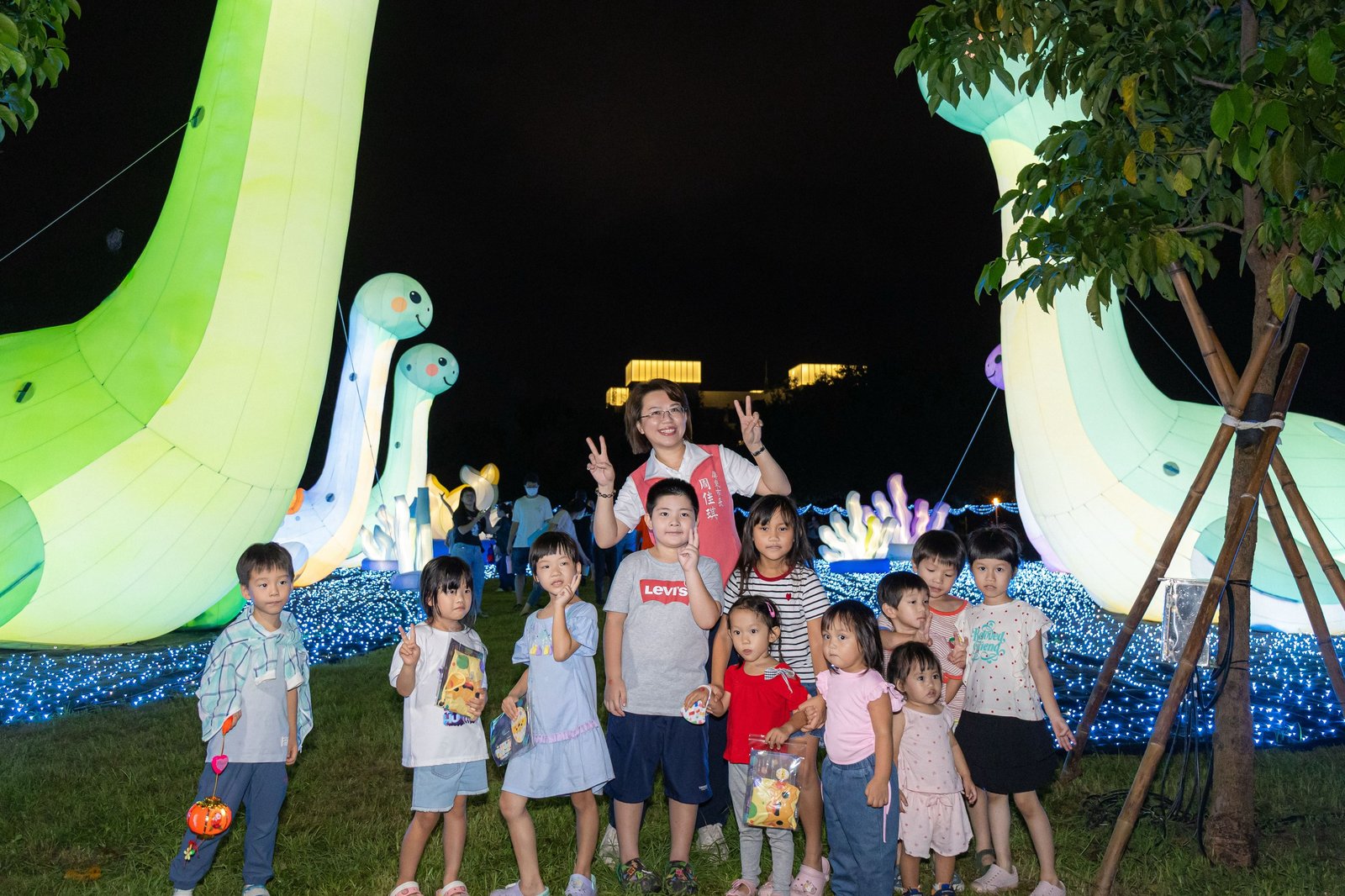 屏東千禧公園變身恐龍世界。(圖/屏東市公所提供)