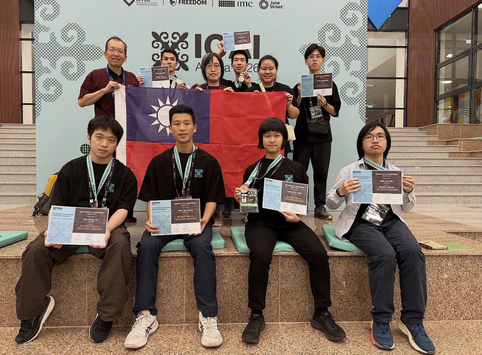 臺灣首度參加IOAI即奪下3銀4銅,高雄女中電資班學生黃品薰(前排右2)摘下銅牌,也是臺灣得牌選手中唯一女生。(圖/高雄市教育局提供)