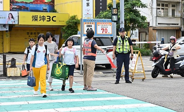 開學日,彰化各警分局同步啟動守護學童上學。(彰化縣政府提供)