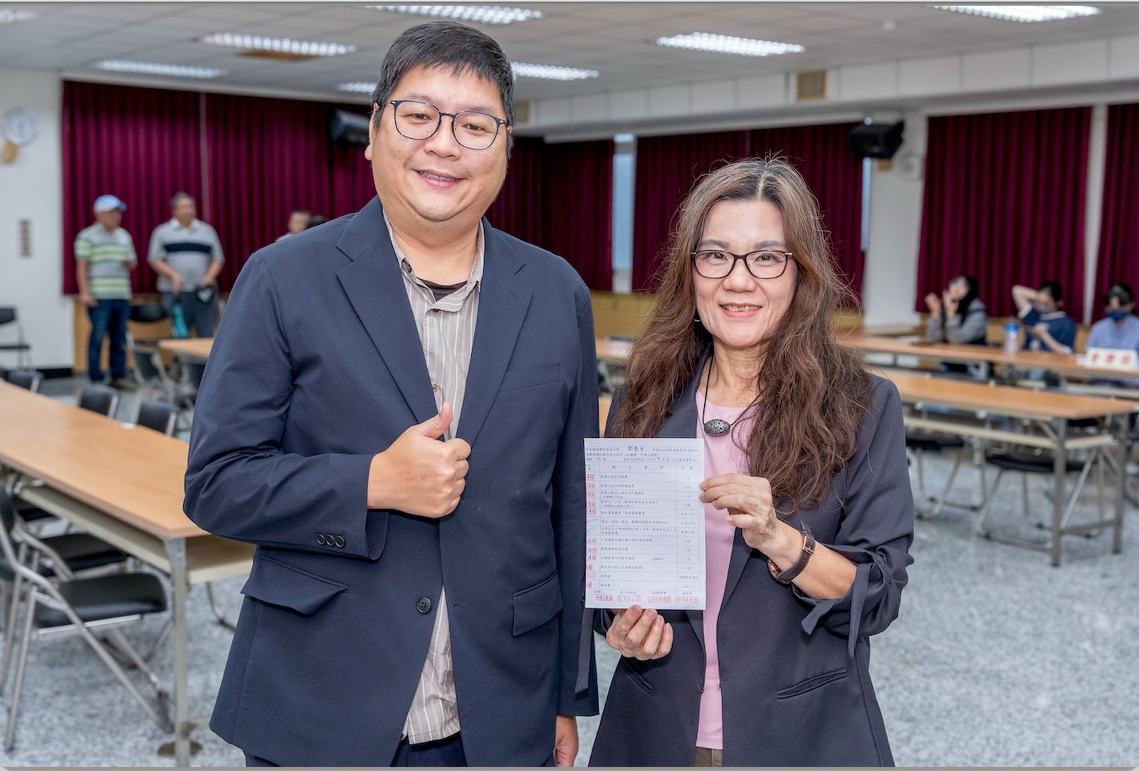 周春米委託副縣長鄞鳳蘭(右)到屏東縣選委會完成登記 左為民政處長鄭文智 (民進黨屏東縣黨部提供)