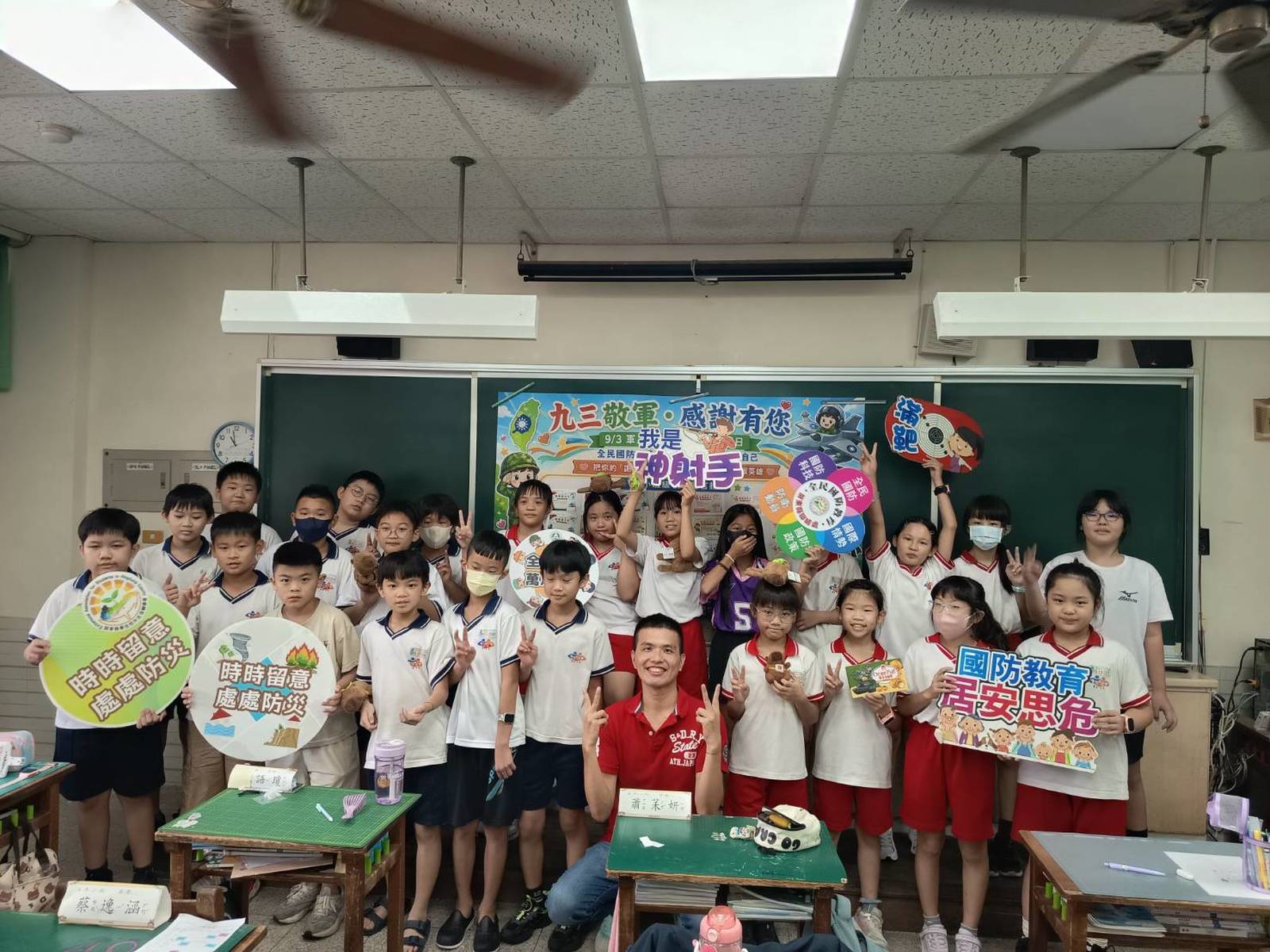 崇蘭國小學生撰寫敬軍留言卡並且大合照 (教育部屏東縣聯絡處提供)
