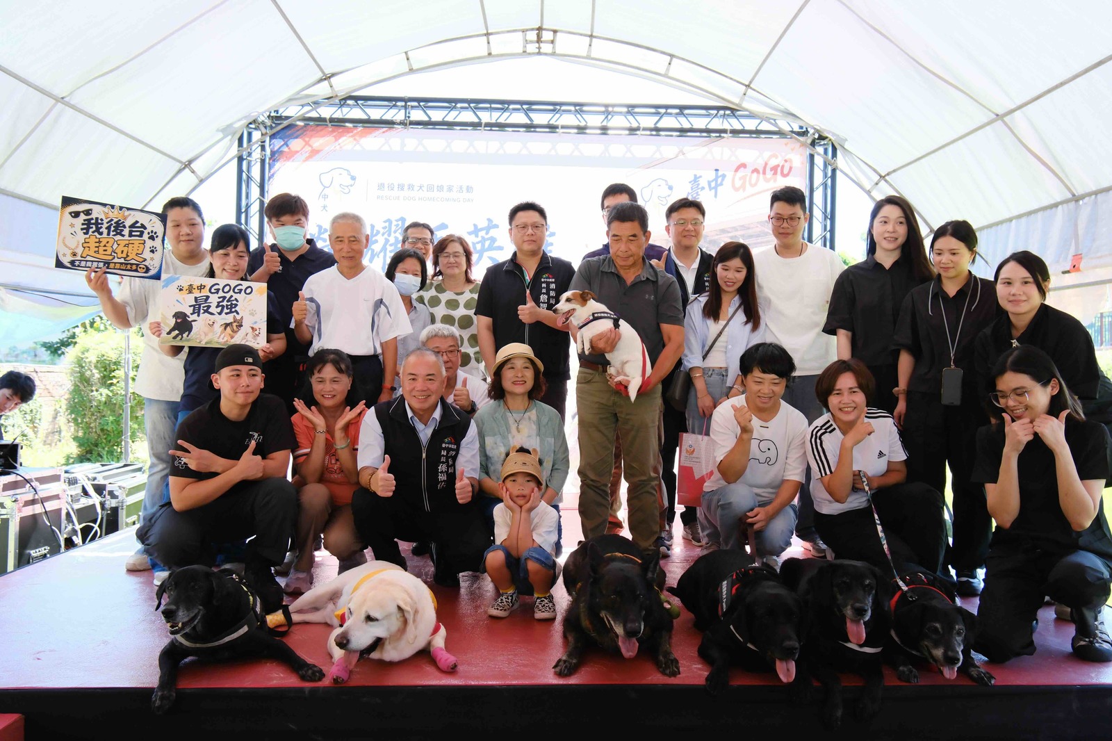 退役搜救犬腿腿、鐵雄、本丸、Jacob、Puma、Melody、Wonder回娘家(台中市消防局提供)