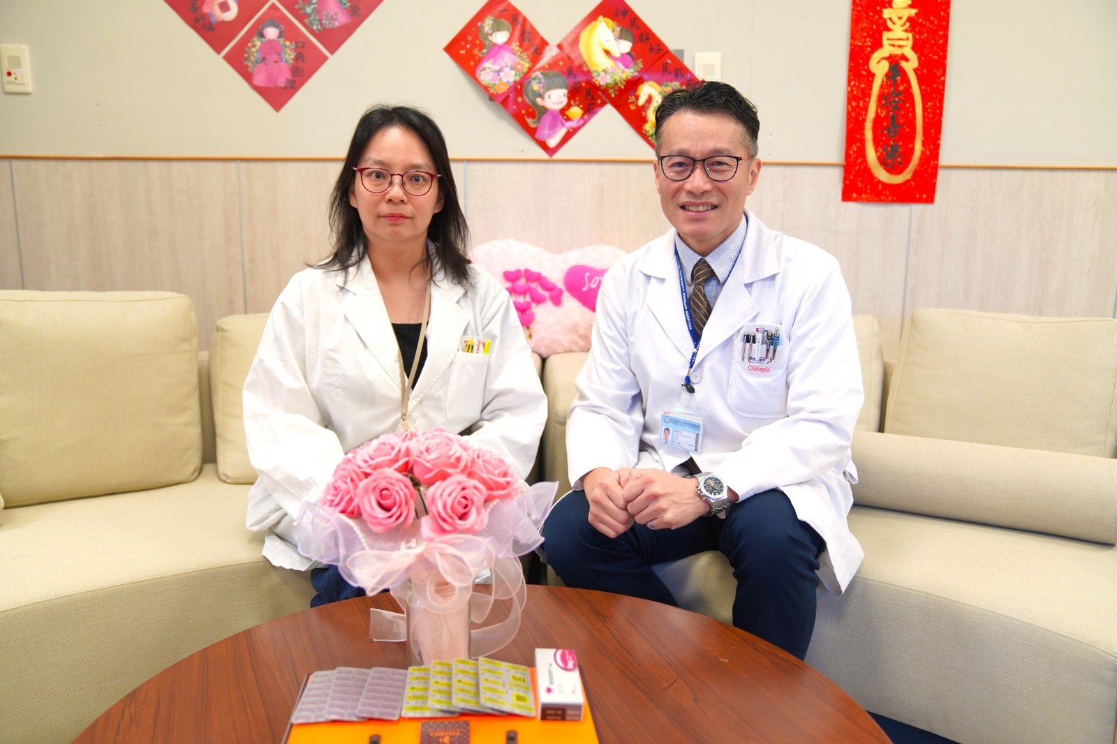 中國醫藥大學新竹附設醫院藥劑科主任傅永輝(右)與藥師楊雅淳(左)提醒,尿失禁並非正常老化,透過生活調整及適當治療,多數患者可獲得改善。(中醫大新竹附醫提供)