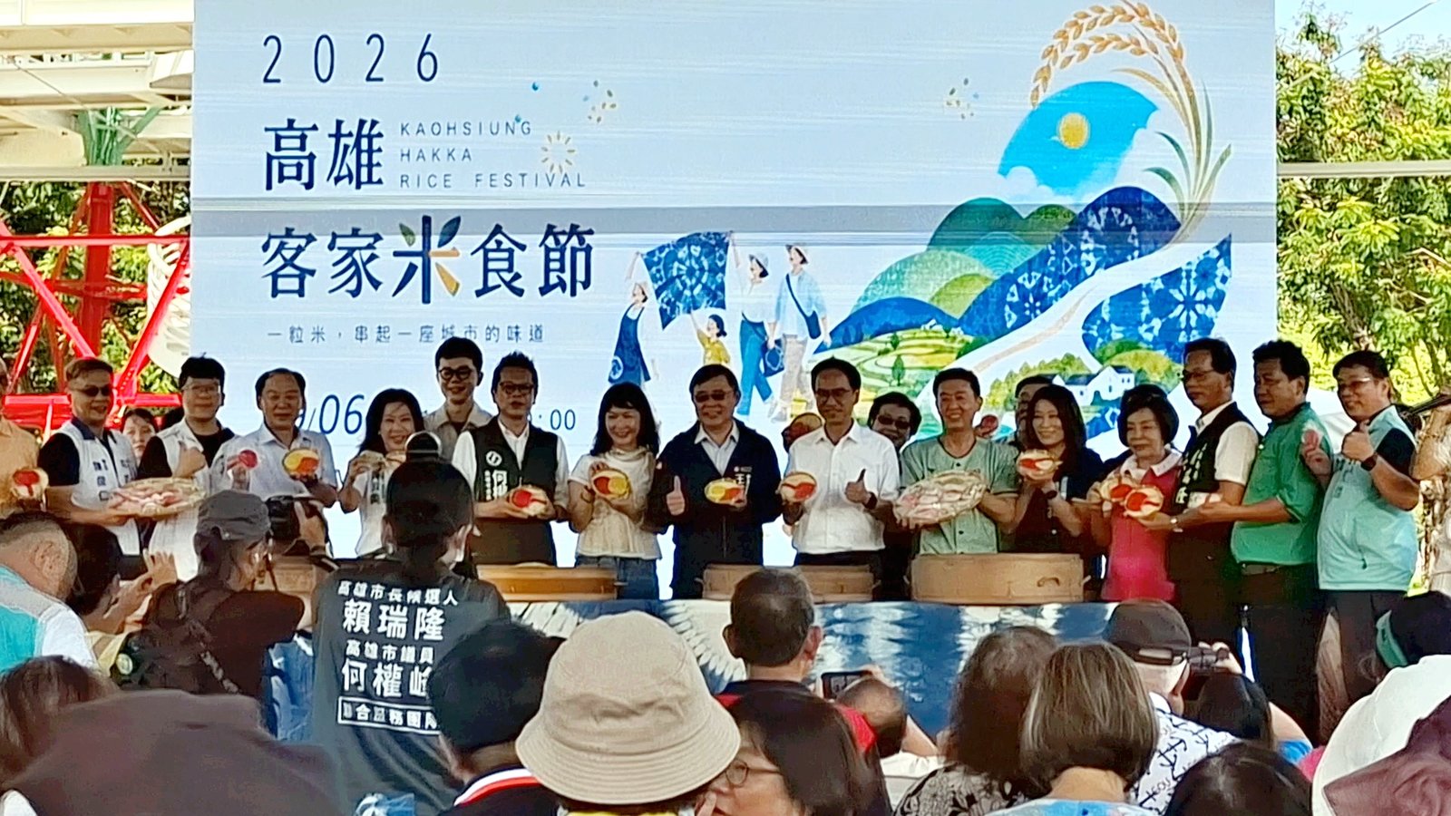 開幕儀式,以象徵「開籠見喜」的方式掀開蒸籠,為活動揭開序幕。(圖/葉子棻)