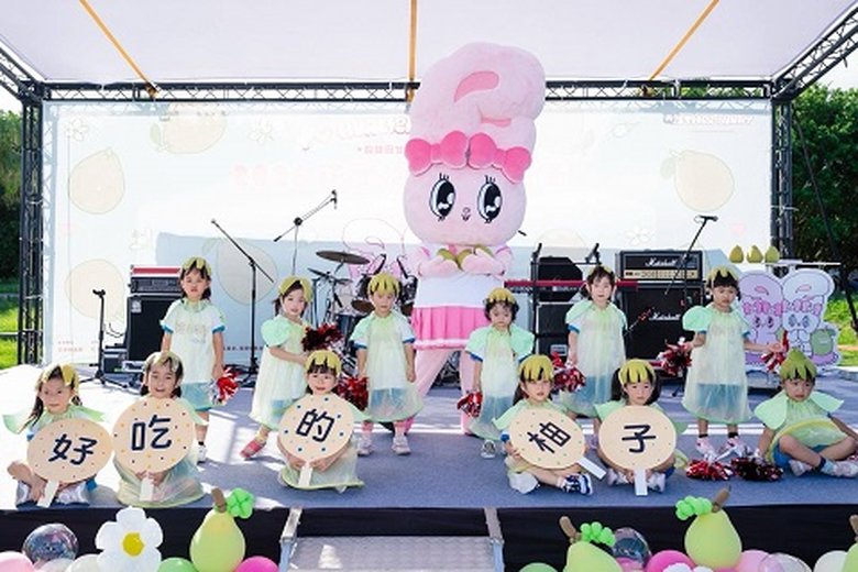 「2026花蓮柚香良菜市集」,Esther Bunny艾絲樂小兔與小朋友表演。(花蓮縣政府提供)