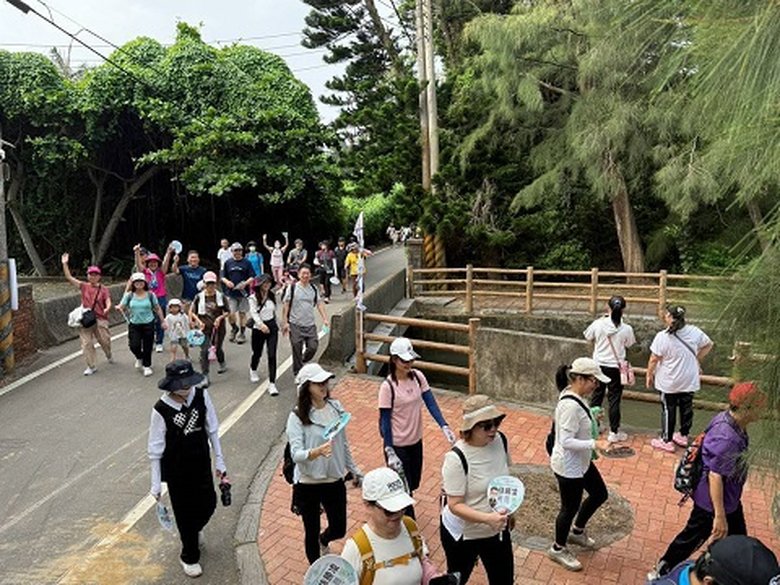 「同遊新豐賞海景,快樂健走GO GO GO」活動吸引600人參加。(新豐鄉石滬文化發展協會提供)